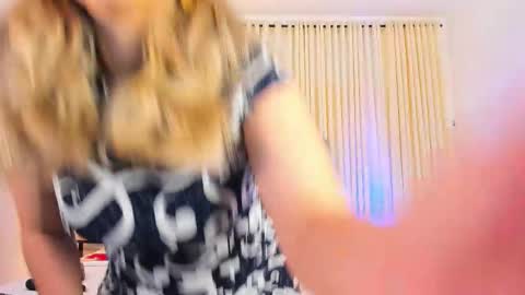 Snapshot of laura__martiinez chatting on February 17, 2026, 1:29 pm online show from February 17, 2026, 1:29 pm