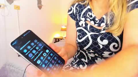 Snapshot of laura__martiinez chatting on February 19, 2026, 1:01 am online show from February 19, 2026, 1:01 am