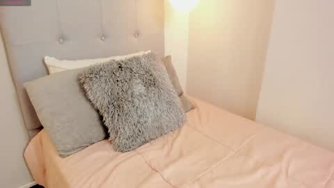 Laura Bonnet  online show from January 3, 2025, 8:10 am