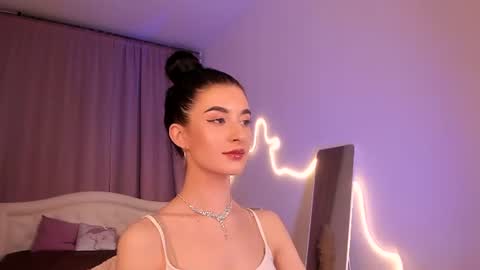 Snapshot of laura_coy chatting on July 7, 2026, 8:13 pm Laura online show from July 7, 2026, 8:13 pm
