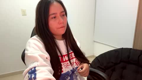 Snapshot of laura_d23 chatting on November 19, 2025, 12:32 am laura online show from November 19, 2025, 12:32 am