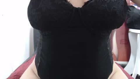  Laura  online show from November 1, 2025, 1:13 pm