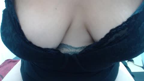  Laura  online show from November 14, 2025, 2:38 pm