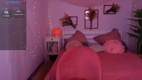 Miss Laura online show from November 21, 2025, 2:43 am