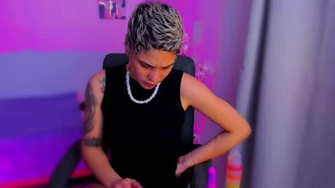 Laura Rose online show from November 22, 2025, 4:44 am