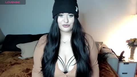 Snapshot of laura_sinner chatting on November 11, 2025, 5:24 pm Laura online show from November 11, 2025, 5:24 pm