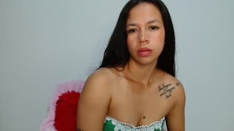 lauracb          online show from October 3, 2025, 5:04 am
