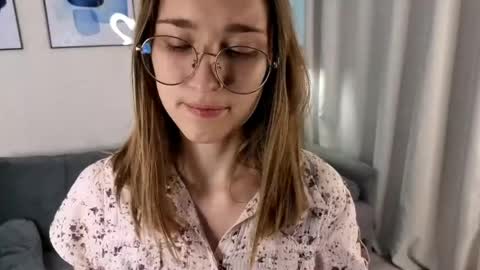 Snapshot of lauracollins__ chatting on June 8, 2026, 2:06 pm May online show from June 8, 2026, 2:06 pm