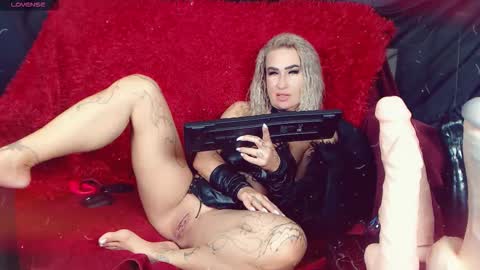 LauraCrystall online show from October 8, 2025, 5:10 pm