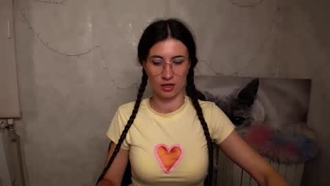 Snapshot of lauradre_ chatting on May 26, 2026, 7:37 am Laura online show from May 26, 2026, 7:37 am