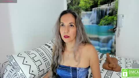 Snapshot of laurafarrely chatting on January 11, 2026, 7:24 am Laura online show from January 11, 2026, 7:24 am