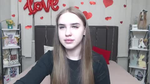 LauraHlot online show from April 8, 2026, 6:13 am