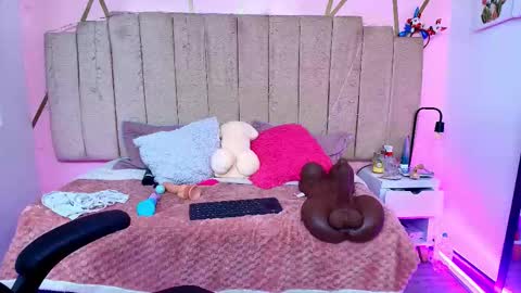 lauraltt online show from December 18, 2025, 8:37 pm