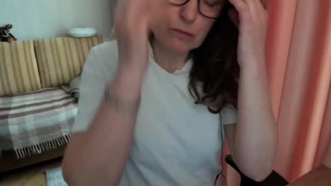 Lauraoven1 online show from April 2, 2026, 6:44 am