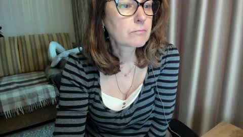 Snapshot of lauraoven1 chatting on June 3, 2026, 5:18 pm Lauraoven1 online show from June 3, 2026, 5:18 pm