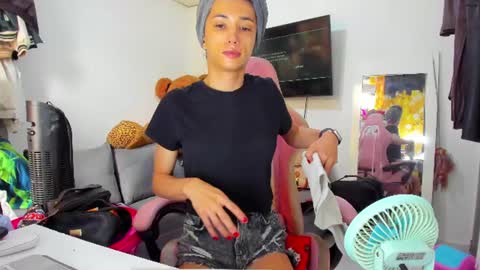 Snapshot of laurencesophiets chatting on June 19, 2026, 3:49 pm SF online show from June 19, 2026, 3:49 pm