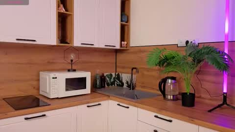 Snapshot of lauriegutierrez chatting on December 4, 2025, 5:06 am Laura online show from December 4, 2025, 5:06 am