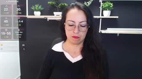 Snapshot of lauryn_jones chatting on April 25, 2026, 5:43 pm Laury online show from April 25, 2026, 5:43 pm