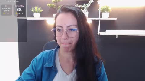 Snapshot of lauryn_jones chatting on April 29, 2026, 7:31 pm Laury online show from April 29, 2026, 7:31 pm