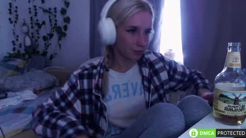 Snapshot of lavinell chatting on July 17, 2026, 10:55 am Mia online show from July 17, 2026, 10:55 am
