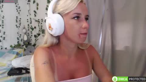 Snapshot of lavinell chatting on July 23, 2026, 9:29 am Mia online show from July 23, 2026, 9:29 am
