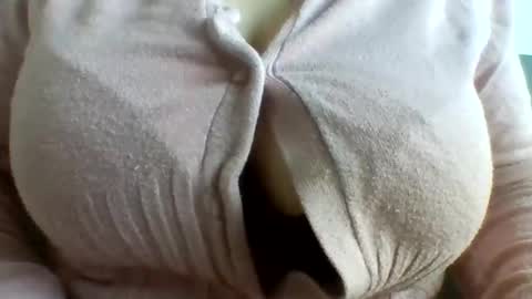 layannalea online show from November 30, 2025, 11:42 pm