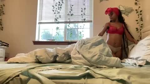 layla online show from September 29, 2025, 5:07 pm