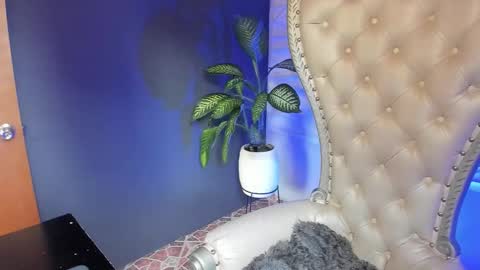 Layla online show from November 11, 2025, 8:31 pm