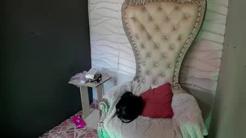 Layla online show from March 19, 2026, 6:12 pm