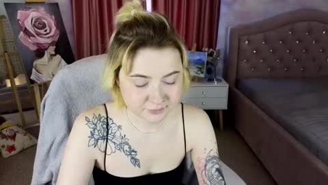 Snapshot of layla_cookies chatting on November 4, 2025, 6:01 am Layla online show from November 4, 2025, 6:01 am