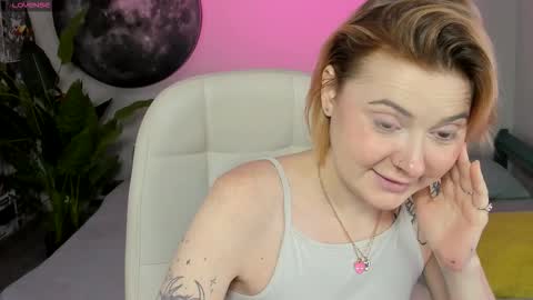 Layla online show from November 18, 2025, 6:07 am