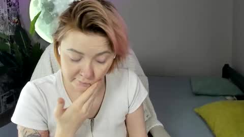 Layla online show from November 20, 2025, 6:46 am