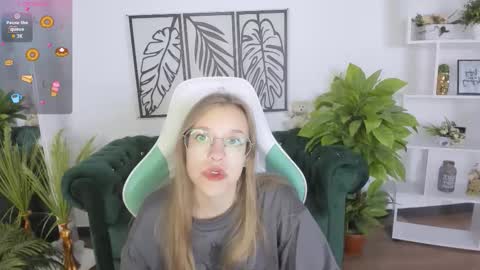 layriantavee online show from September 18, 2025, 6:04 am