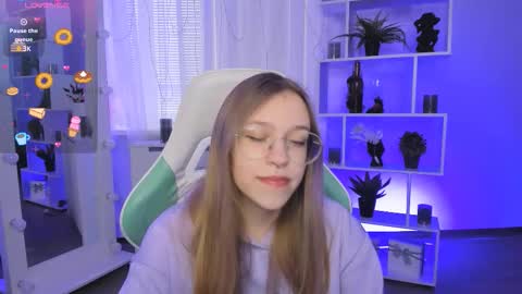 layriantavee online show from March 25, 2026, 6:52 am