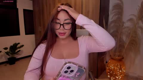 Snapshot of leah_01 chatting on May 19, 2026, 1:22 am Leah online show from May 19, 2026, 1:22 am