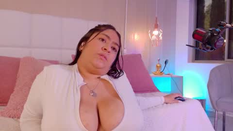 Snapshot of leah_bensoon chatting on October 6, 2025, 3:09 pm Leah online show from October 6, 2025, 3:09 pm