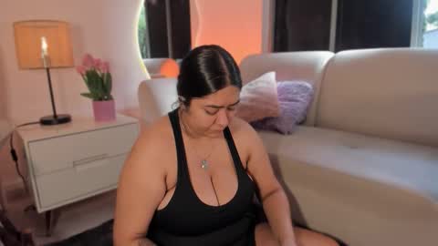 Snapshot of leah_bensoon chatting on November 3, 2025, 1:45 pm Leah online show from November 3, 2025, 1:45 pm