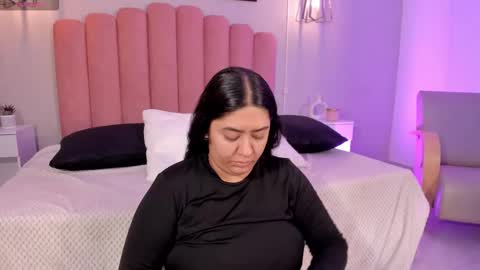 Snapshot of leah_bensoon chatting on November 17, 2025, 1:28 pm Leah online show from November 17, 2025, 1:28 pm