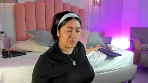 Snapshot of leah_bensoon chatting on November 24, 2025, 3:34 pm Leah online show from November 24, 2025, 3:34 pm