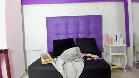 leamoreau__ online show from November 9, 2025, 11:41 am
