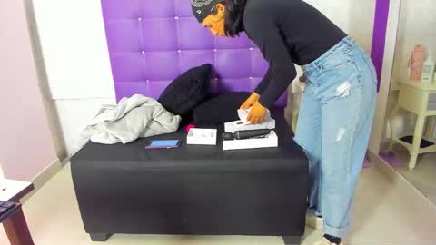 leamoreau__ online show from November 14, 2025, 11:31 am