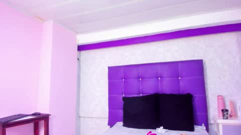 leamoreau__ online show from November 25, 2025, 11:43 am