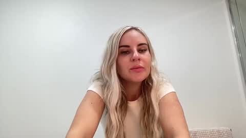 Snapshot of leannaxox chatting on January 22, 2025, 3:31 am Leanna online show from January 22, 2025, 3:31 am