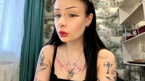 Kiki online show from April 13, 2026, 3:28 pm