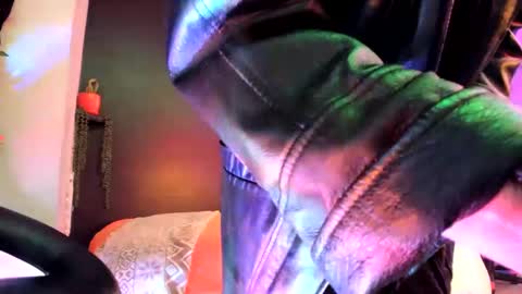 Snapshot of leatherdude69 chatting on February 11, 2025, 2:14 am leatherdude69 online show from February 11, 2025, 2:14 am