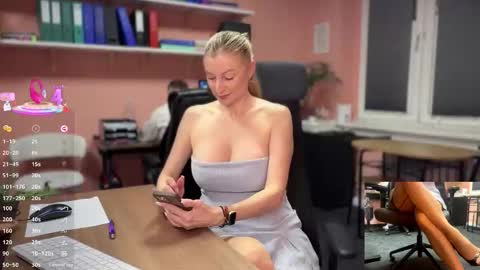 Snapshot of legslong chatting on December 1, 2025, 5:01 am LegsLONG online show from December 1, 2025, 5:01 am