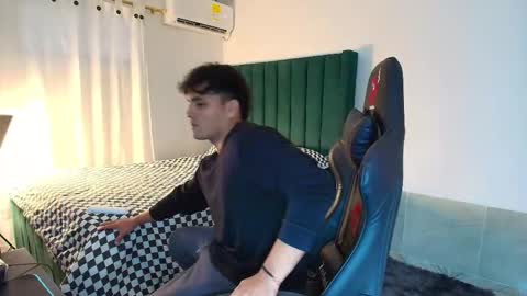 Snapshot of lei_77 chatting on December 14, 2025, 9:08 pm Lei online show from December 14, 2025, 9:08 pm