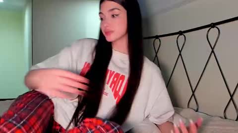 Snapshot of leila_4ever chatting on February 13, 2025, 9:06 pm Leila online show from February 13, 2025, 9:06 pm