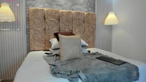 leilapons online show from November 21, 2025, 5:44 pm