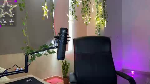 Snapshot of lemi_peachy chatting on December 16, 2025, 2:44 pm Lemi online show from December 16, 2025, 2:44 pm